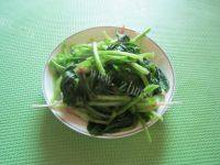 菠菜丸子汤自制做法图解3)