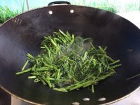 可口的清炒空心菜做法图解7)