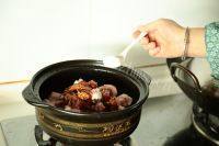 家常菜板栗红烧肉做法图解3)