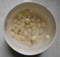 简单易做的银耳莲子羹做法图解2)