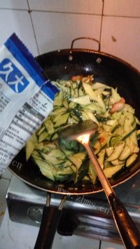 喷香的黄瓜炒肉做法图解6)