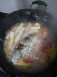 家常菜鲫鱼豆腐汤做法图解7)