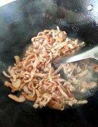 家常菜豆干炒肉做法图解5)