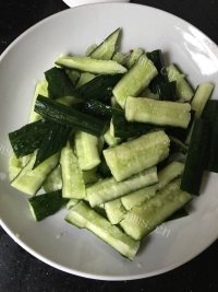 入味刀拍黄瓜做法图解3)