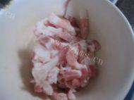 美味的茶树菇炒肉做法图解2)