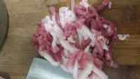 香气浓郁的蒜苔炒肉做法图解3)