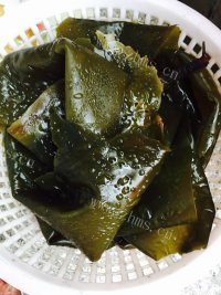 喷香的海带排骨汤做法图解4)