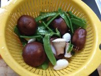 家常菜香菇炒荷兰豆做法图解1)