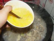 营养的蘑菇鸡蛋汤做法图解6)