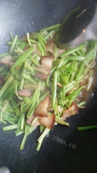 家常菜芹菜炒腊肉做法图解5)