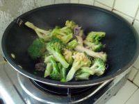好吃不腻的西兰花炒牛肉做法图解11)