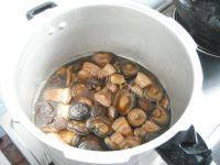 家常菜香菇红烧肉做法图解11)
