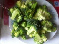 简单的西兰花炒肉片做法图解2)