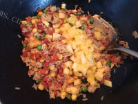 美味的菠萝炒饭做法图解10)