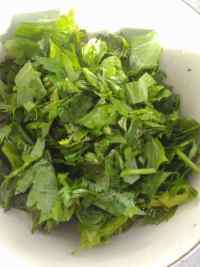 美味的芹菜叶炒鸡蛋做法图解1)