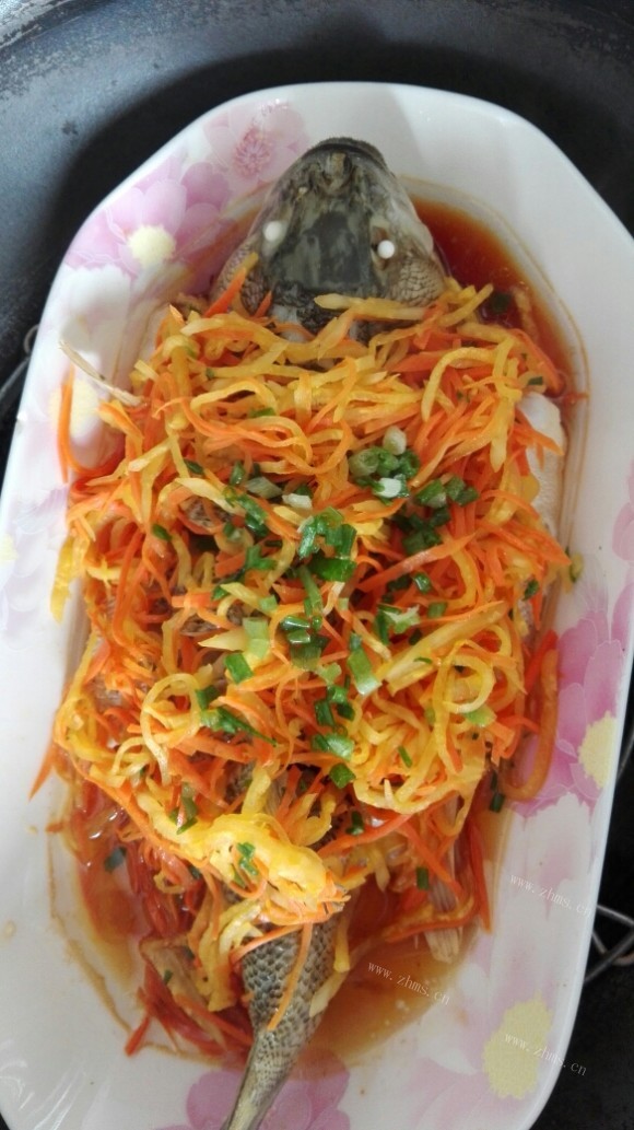 色香味俱全的清蒸鲈鱼