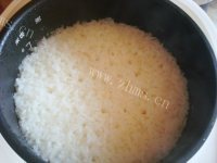 美味的腊肠包菜焖饭做法图解7)