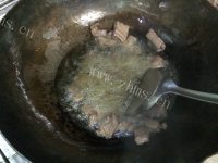 美味的百合炒牛肉粒做法图解9)