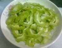 外婆做的苦瓜炒肉片做法图解2)