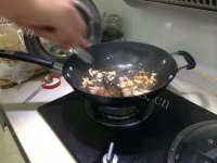 家常菜芹菜炒肉做法图解3)