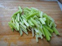 肉丝炒芹菜自制做法图解1)