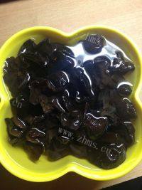 十分喜欢的凉拌黑木耳做法图解3)