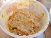 诱人的玉米虾肉卷做法图解3)