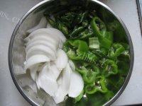 在家做的孜然肉片做法图解2)