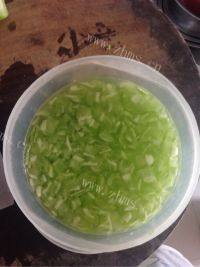口感极佳的苦瓜蛋饼做法图解2)