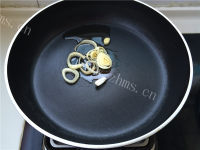 美味的芝士辣白菜焗饭做法图解4)