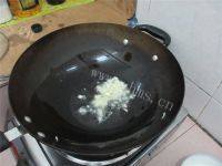 营养丰富的胡萝卜木耳炒肉做法图解6)