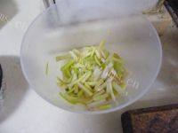 口感丰厚的清炒蚕豆做法图解2)
