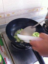 诱人的腰果虾仁做法图解3)