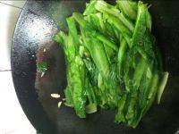 开胃的蒜香油麦菜做法图解5)