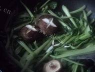 独特的香菇油菜做法图解4)