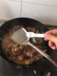 回味无穷的排骨烧土豆做法图解9)