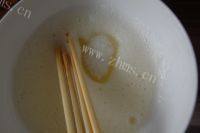 诱人的电饭锅蛋糕做法图解4)