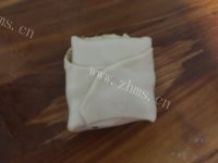 美味的芝麻香葱千层饼做法图解4)