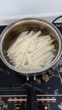 家庭版自制炸薯条做法图解3)