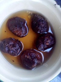 营养美味的双菇烩腐竹做法图解2)
