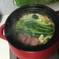 美味的麻辣肠砂锅做法图解10)