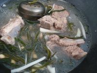 热腾腾的黄豆海带排骨汤的做法图解八