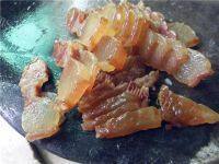 美美厨房之蒜苗炒腊肉做法图解2)