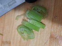 软嫩的西红柿炒菜花做法图解4)