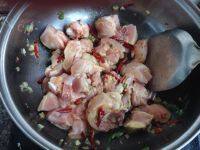 让人怀念的鸡肉炖土豆做法图解6)