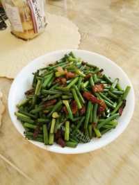 家常肉炒蒜台做法图解3)