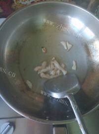 家常菜蒜薹炒肉做法图解2)