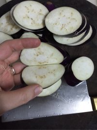 新鲜的百香果汁烩茄盒做法图解2)
