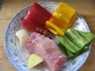 家常菜彩椒炒肉丝做法图解1)