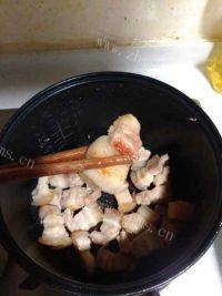 家常菜腐竹红烧肉做法图解5)